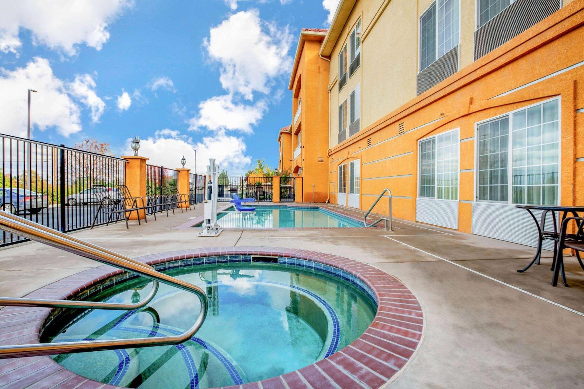 La Quinta By Wyndham Fowler Hotel Exterior foto